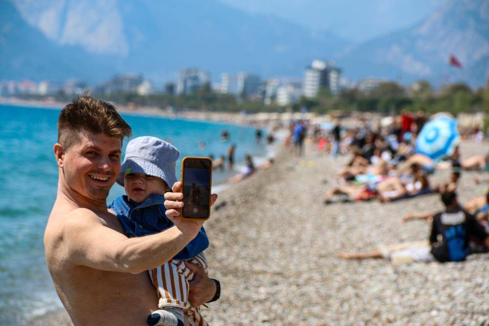 Antalya'da sahillerdeki bayram yoğunluğu yaz ayların aratmadı 8