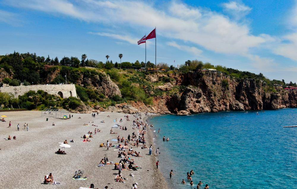 Antalya'da sahillerdeki bayram yoğunluğu yaz ayların aratmadı 3