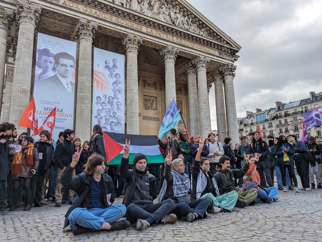 Fransa Cumhurbaşkanı Macron protesto edildi 2