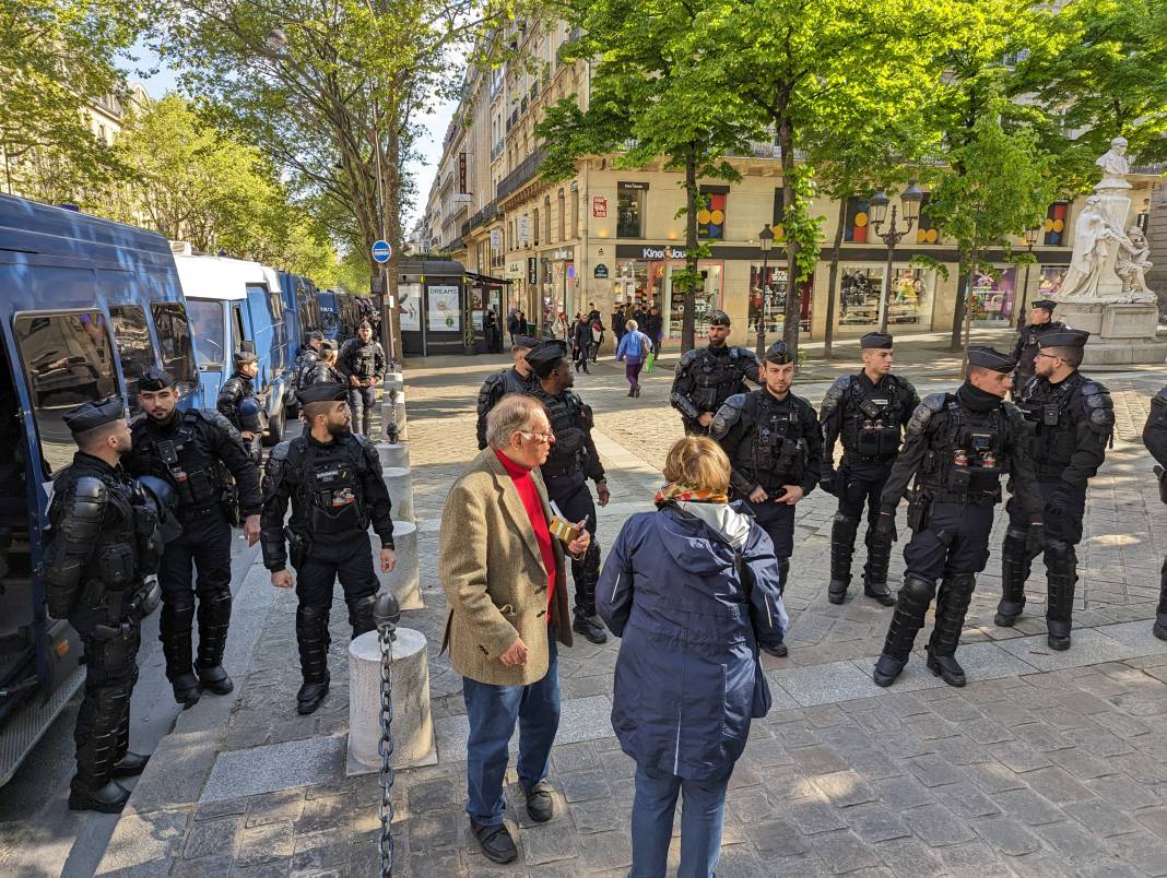 Fransa Cumhurbaşkanı Macron protesto edildi 1