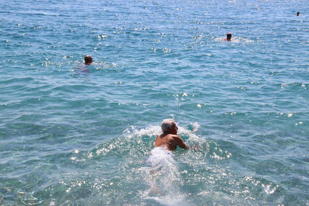 Antalya'da sahillerdeki bayram yoğunluğu yaz ayların aratmadı 6