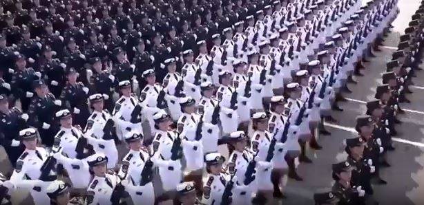 Çin kadın askerleriyle gövde gösterisi yaptı 3
