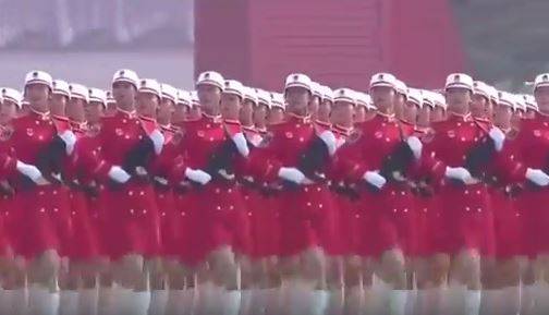 Çin kadın askerleriyle gövde gösterisi yaptı 7