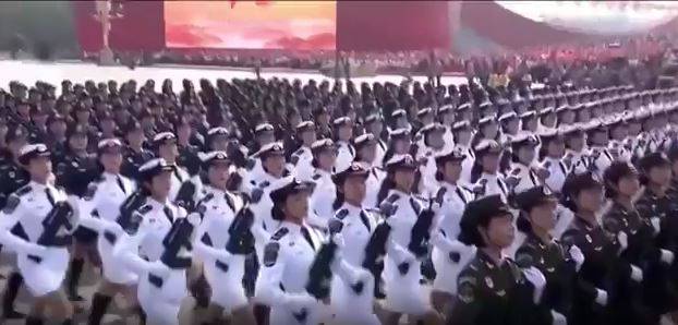 Çin kadın askerleriyle gövde gösterisi yaptı 4