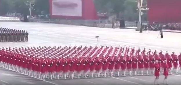 Çin kadın askerleriyle gövde gösterisi yaptı 8