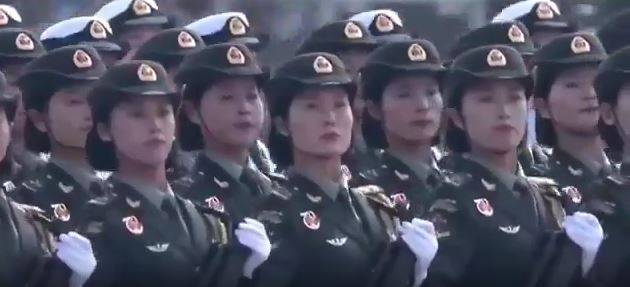 Çin kadın askerleriyle gövde gösterisi yaptı 6