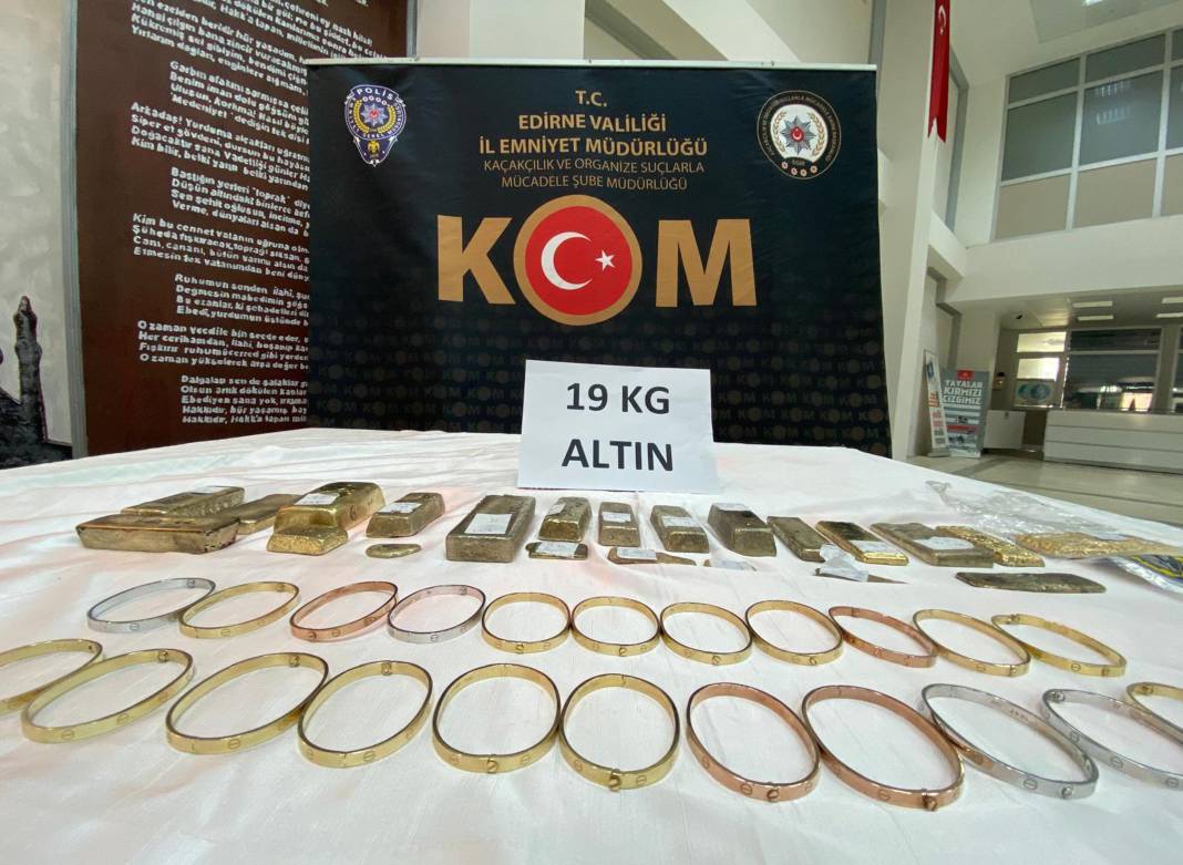 Türkiye'ye giren tırlardan külçe külçe altın çıktı. Sınırda son anda yakalandı 2