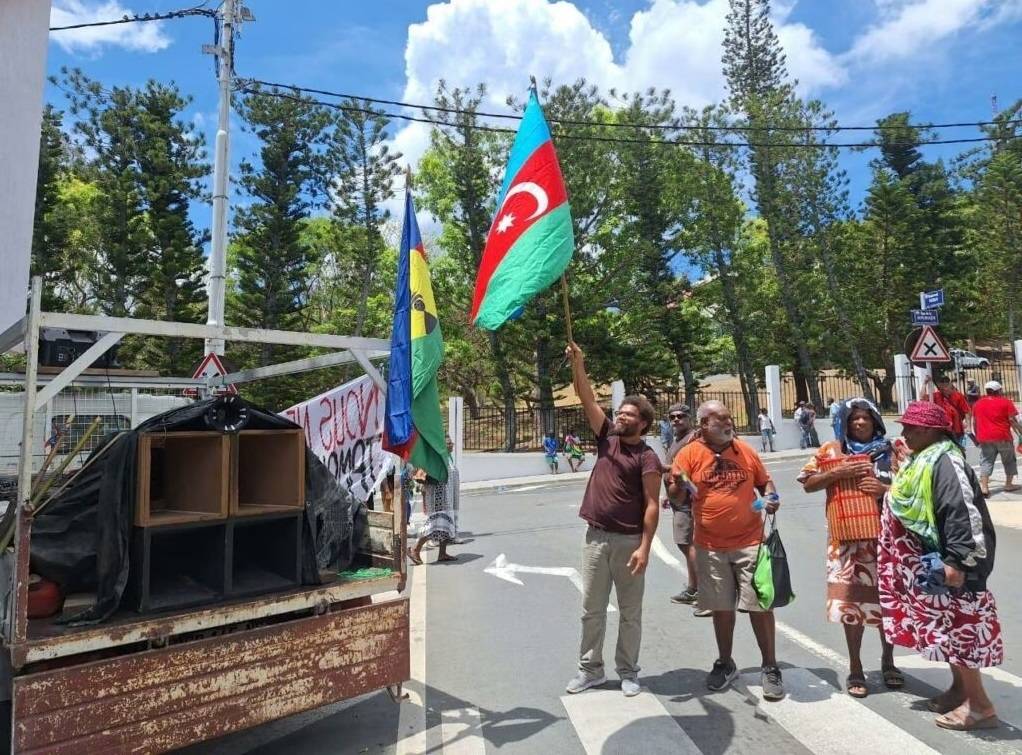 Azerbaycan bayraklarının Yeni Kaledonya'da ne işi var? 1