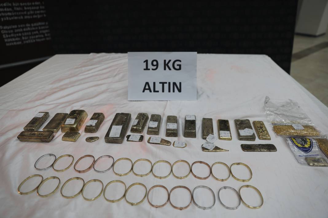 Türkiye'ye giren tırlardan külçe külçe altın çıktı. Sınırda son anda yakalandı 1