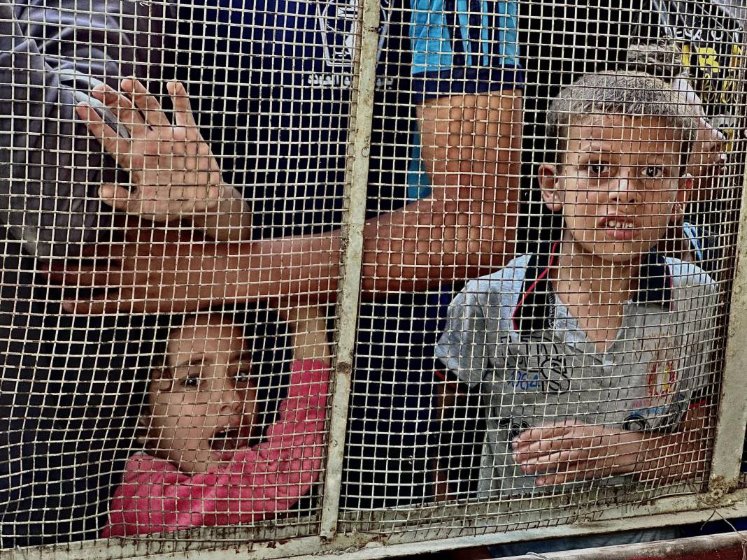 Bir kap sıcak yemek için kuyrukta bekliyorlar. Gazze’de insani kriz büyüyor 1