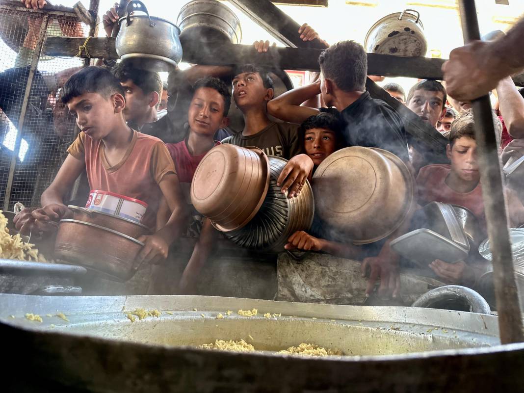 Bir kap sıcak yemek için kuyrukta bekliyorlar. Gazze’de insani kriz büyüyor 7