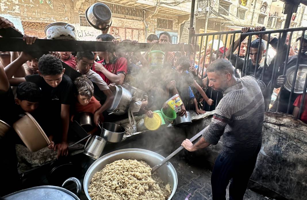 Bir kap sıcak yemek için kuyrukta bekliyorlar. Gazze’de insani kriz büyüyor 6