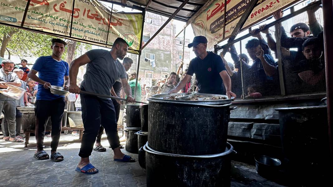 Bir kap sıcak yemek için kuyrukta bekliyorlar. Gazze’de insani kriz büyüyor 9