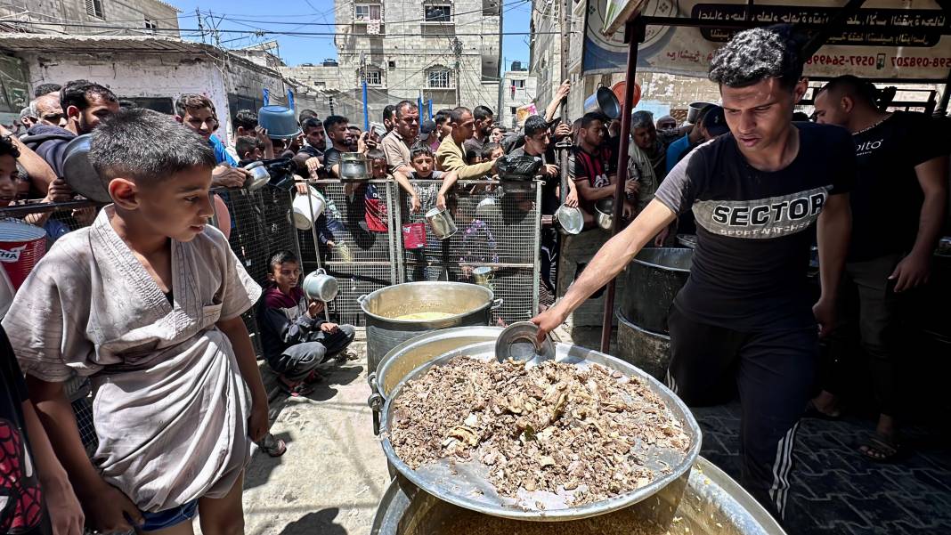 Bir kap sıcak yemek için kuyrukta bekliyorlar. Gazze’de insani kriz büyüyor 8
