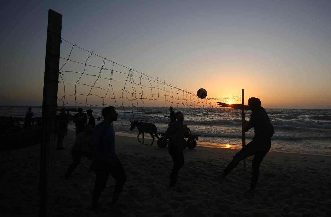 İsrail ablukasındaki Gazzeliler "nefes almak için" sahile akın ediyor 5