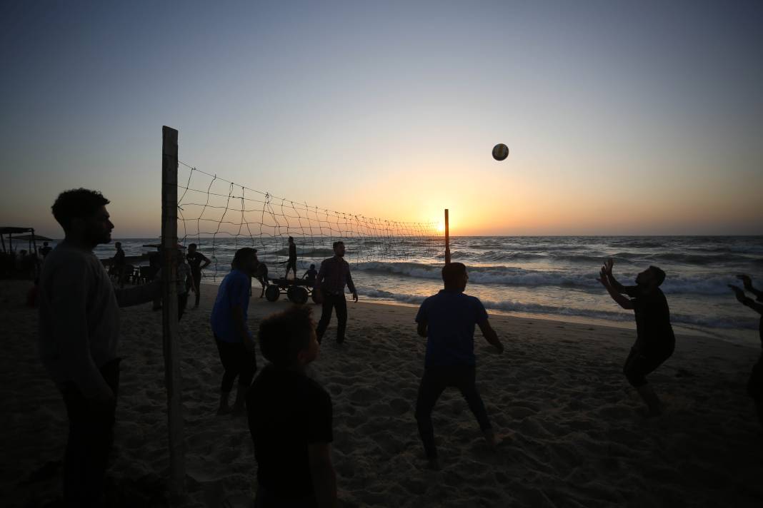İsrail ablukasındaki Gazzeliler "nefes almak için" sahile akın ediyor 3
