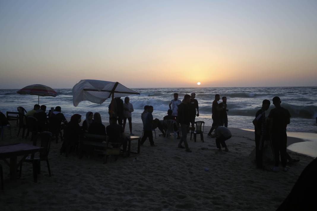 İsrail ablukasındaki Gazzeliler "nefes almak için" sahile akın ediyor 4