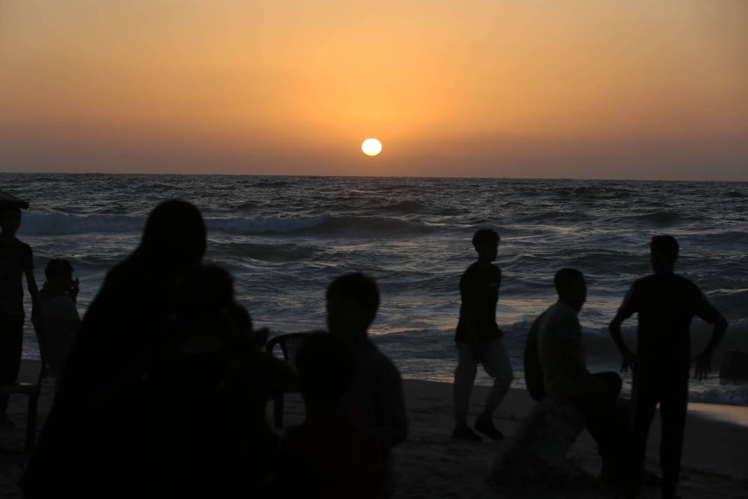 İsrail ablukasındaki Gazzeliler "nefes almak için" sahile akın ediyor 9