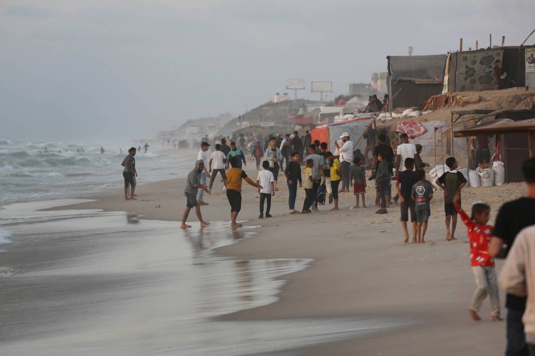 İsrail ablukasındaki Gazzeliler "nefes almak için" sahile akın ediyor 1