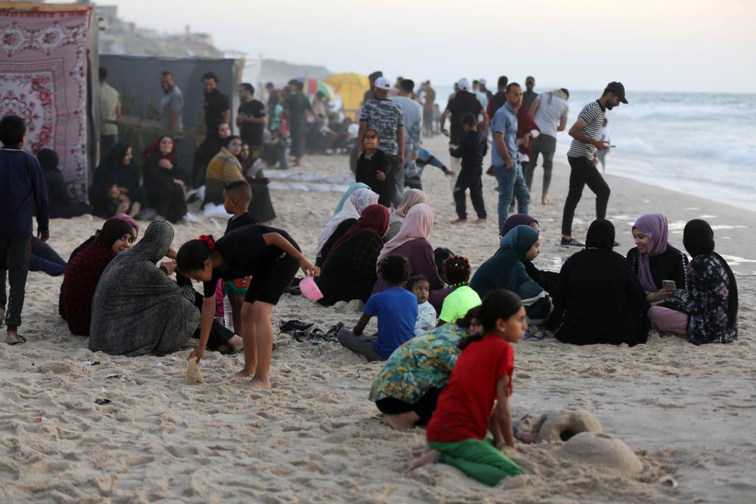İsrail ablukasındaki Gazzeliler "nefes almak için" sahile akın ediyor 11