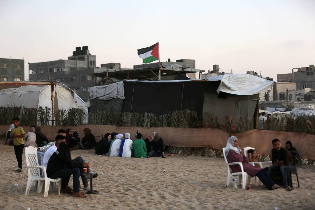 İsrail ablukasındaki Gazzeliler "nefes almak için" sahile akın ediyor 13