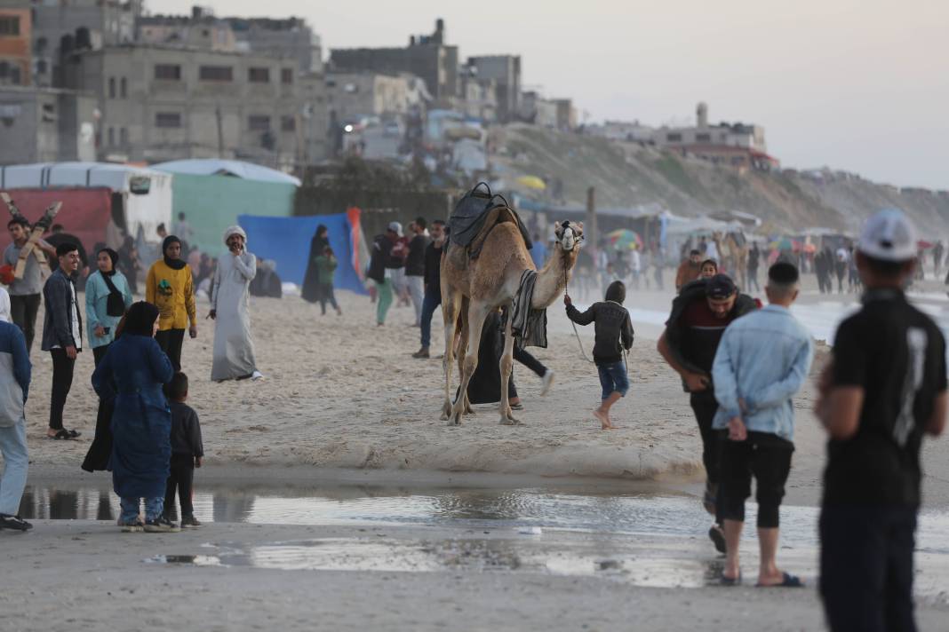 İsrail ablukasındaki Gazzeliler "nefes almak için" sahile akın ediyor 12