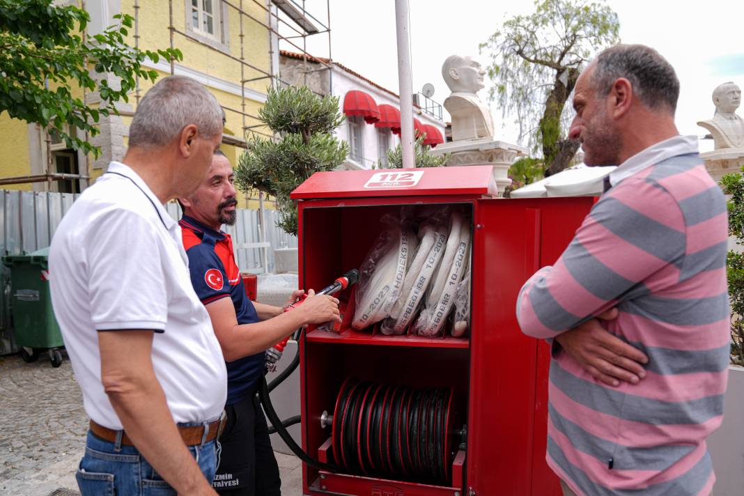 İzmir itfaiyesi turizm bölgelerine özel yangın dolabı yerleştirdi 3