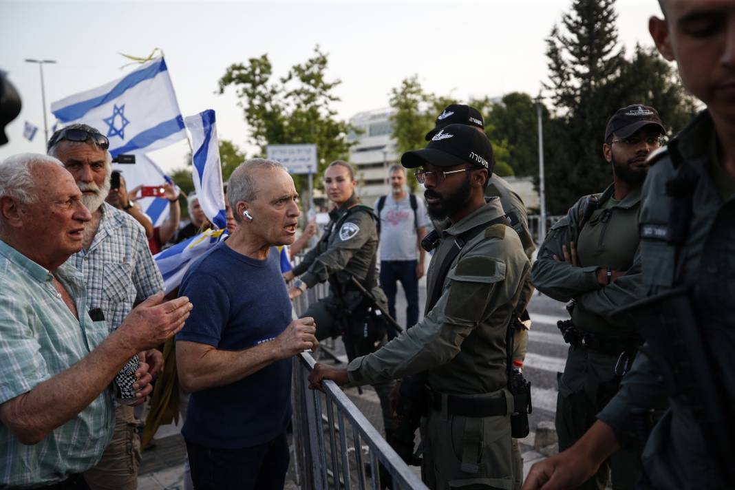 Binlerce İsrailli Netenyahu’nun istifasını istedi. Polis müdahale etti 3