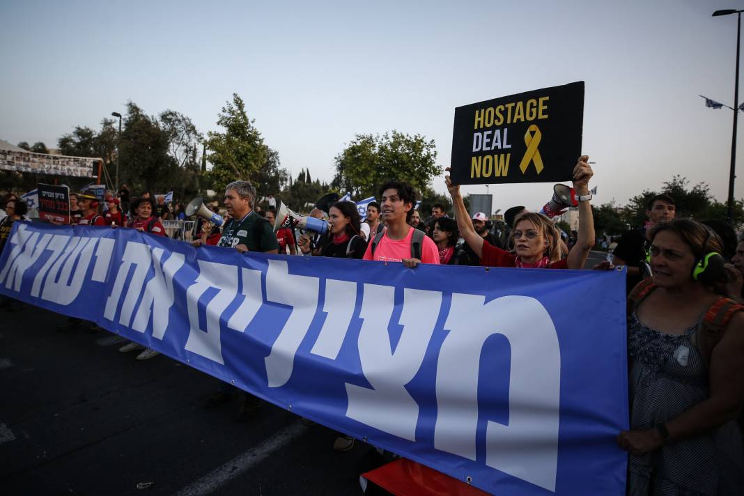 Binlerce İsrailli Netenyahu’nun istifasını istedi. Polis müdahale etti 4