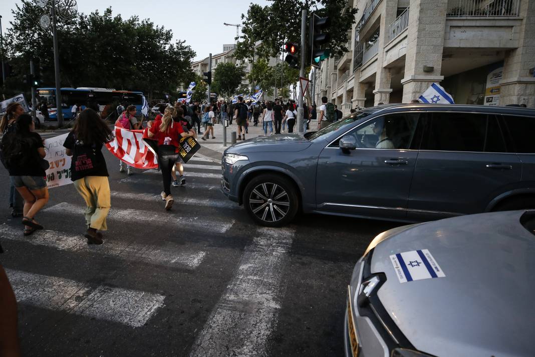 Binlerce İsrailli Netenyahu’nun istifasını istedi. Polis müdahale etti 9