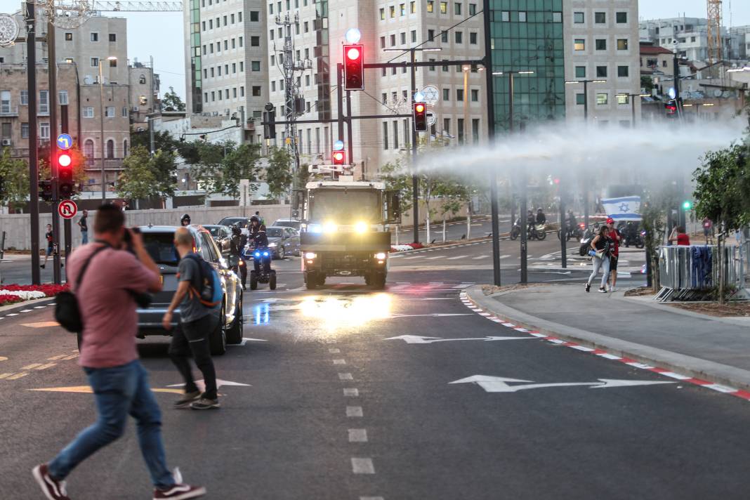 Binlerce İsrailli Netenyahu’nun istifasını istedi. Polis müdahale etti 15