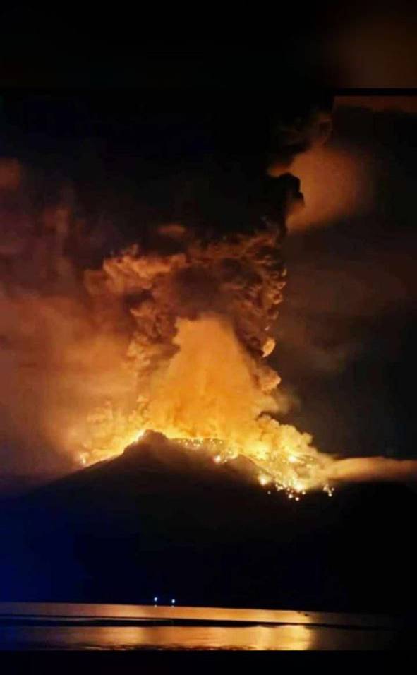 Endonezya’da yanardağ felaketi: 12 bin kişi tahliye edildi 12