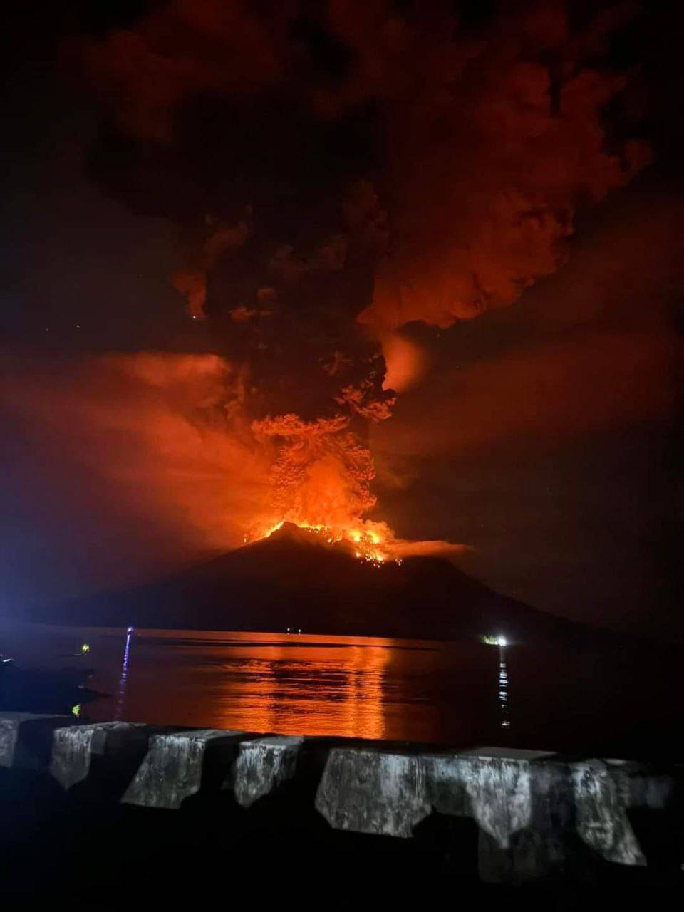 Endonezya’da yanardağ felaketi: 12 bin kişi tahliye edildi 9