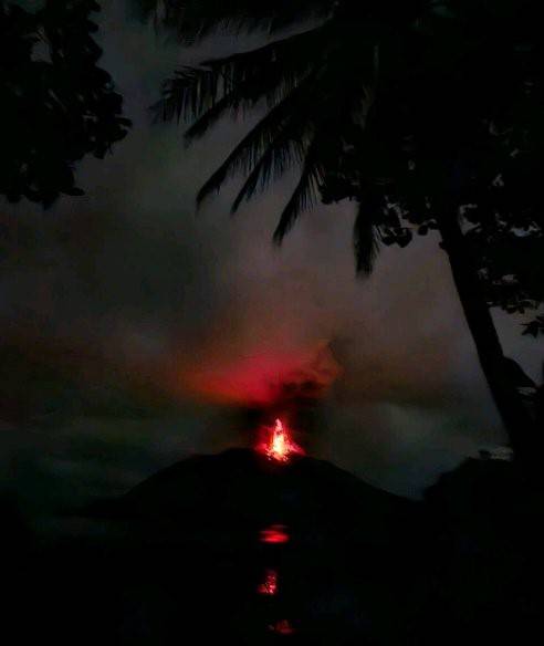 Endonezya’da yanardağ felaketi: 12 bin kişi tahliye edildi 13