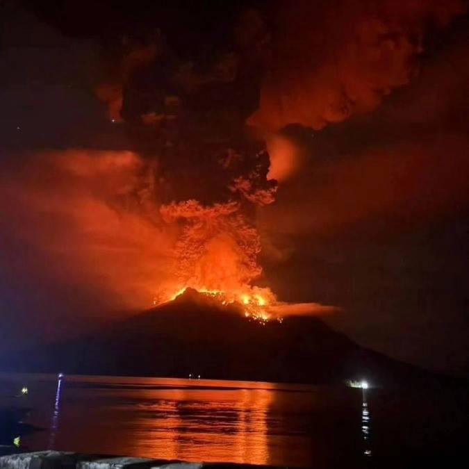 Endonezya’da yanardağ felaketi: 12 bin kişi tahliye edildi 8