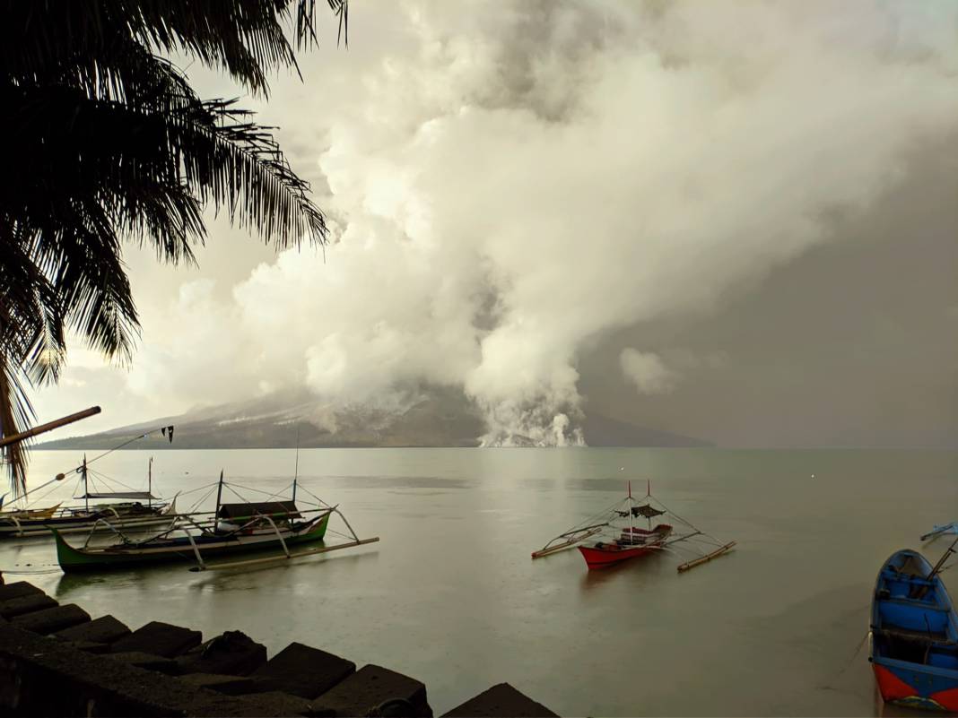 Endonezya’da yanardağ felaketi: 12 bin kişi tahliye edildi 5