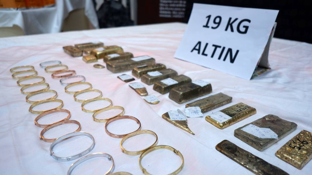 Türkiye'ye giren tırlardan külçe külçe altın çıktı. Sınırda son anda yakalandı 7