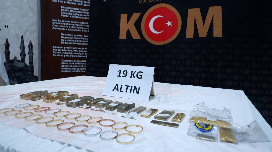 Türkiye'ye giren tırlardan külçe külçe altın çıktı. Sınırda son anda yakalandı 5