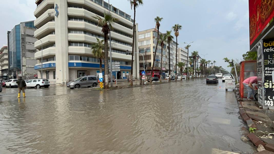 Hatay’da caddeler göle döndü 7