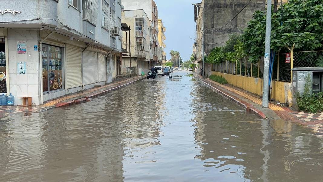 Hatay’da caddeler göle döndü 4