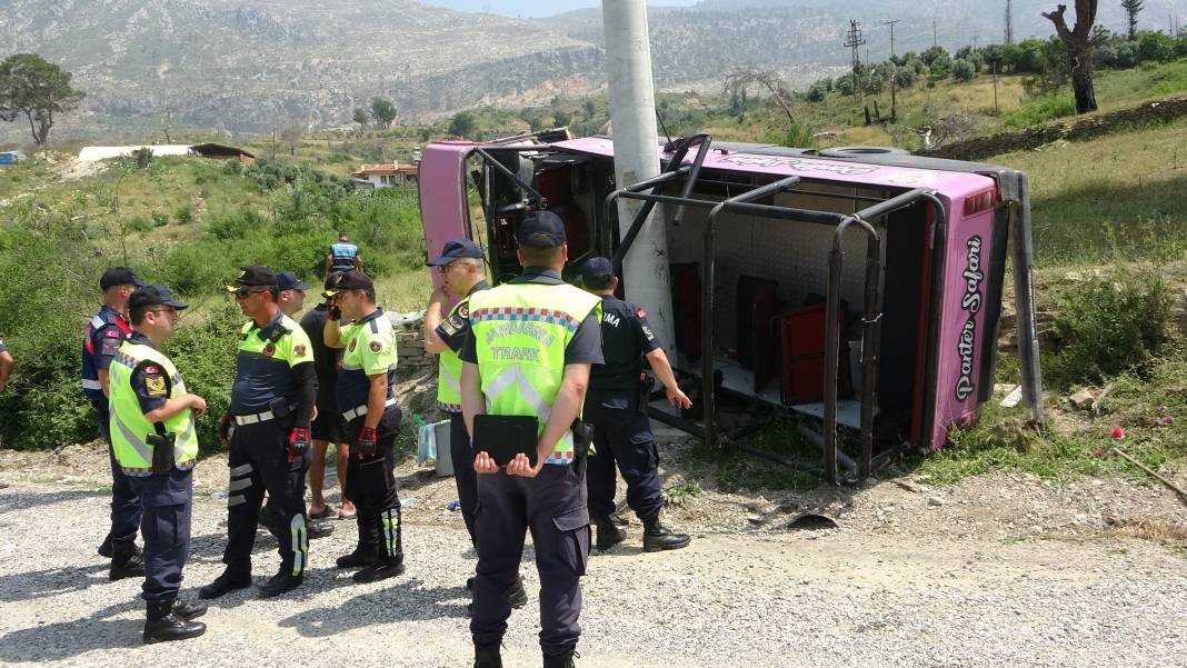 Marmaris'te turistler araçlardan yola fırladı. 15 kişi hastanelik oldu 17