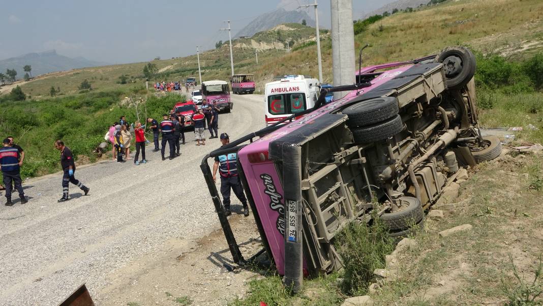 Marmaris'te turistler araçlardan yola fırladı. 15 kişi hastanelik oldu 18