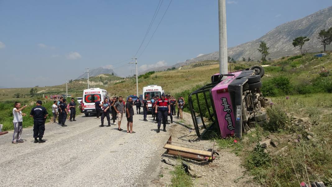 Marmaris'te turistler araçlardan yola fırladı. 15 kişi hastanelik oldu 19