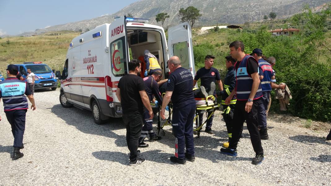 Marmaris'te turistler araçlardan yola fırladı. 15 kişi hastanelik oldu 16