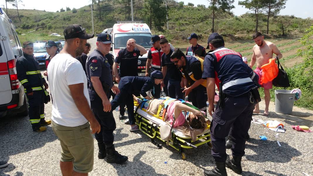 Marmaris'te turistler araçlardan yola fırladı. 15 kişi hastanelik oldu 13