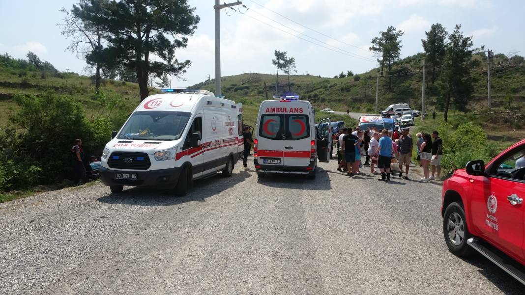 Marmaris'te turistler araçlardan yola fırladı. 15 kişi hastanelik oldu 12
