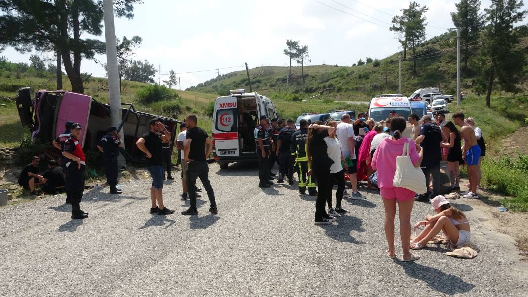 Marmaris'te turistler araçlardan yola fırladı. 15 kişi hastanelik oldu 11