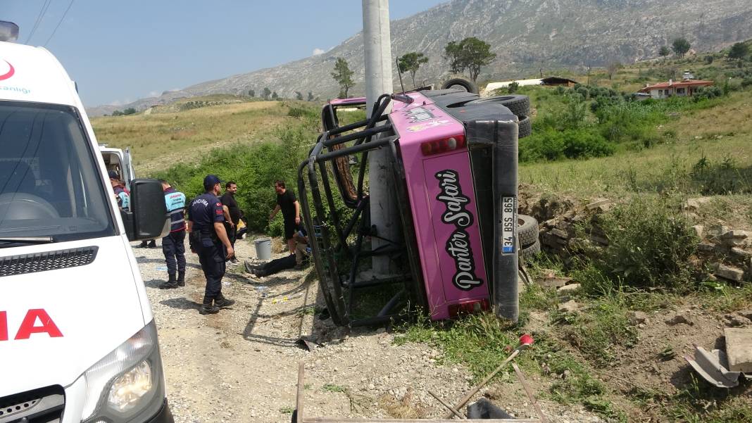 Marmaris'te turistler araçlardan yola fırladı. 15 kişi hastanelik oldu 9