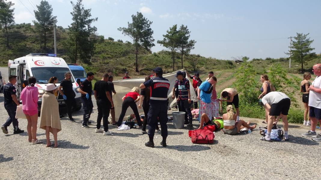 Marmaris'te turistler araçlardan yola fırladı. 15 kişi hastanelik oldu 7