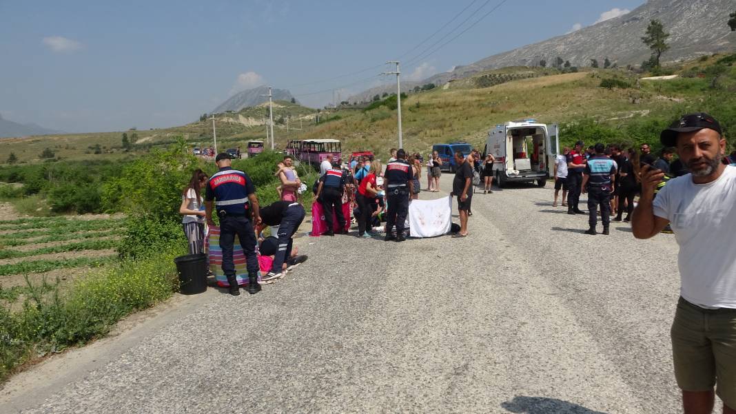 Marmaris'te turistler araçlardan yola fırladı. 15 kişi hastanelik oldu 2